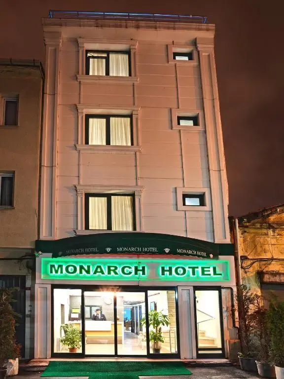 The Monarch Hotel - Hall